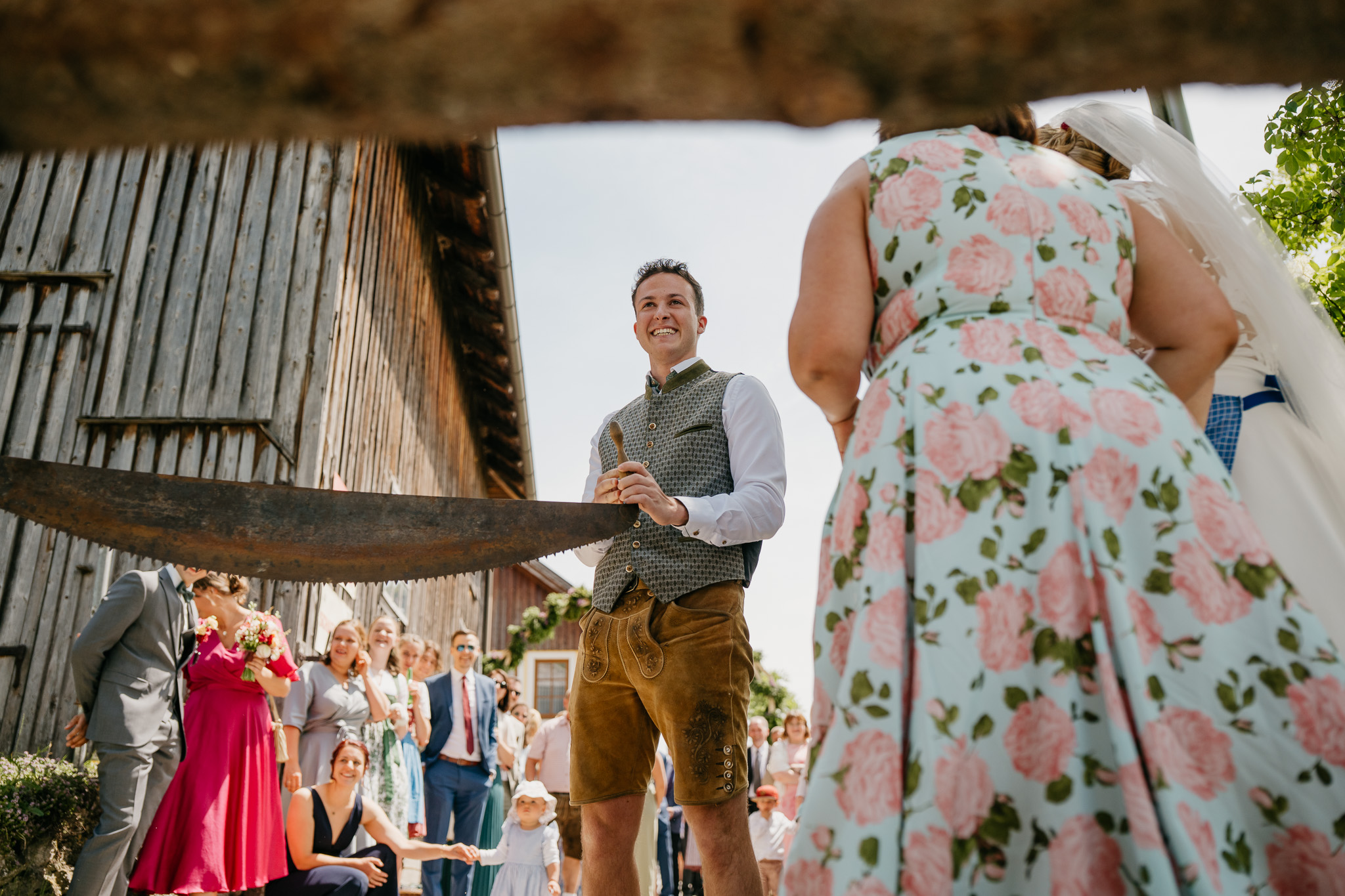 Traditionelles Sägen bei der Hochzeit